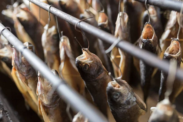 烟熏鱼的生产 — 图库照片