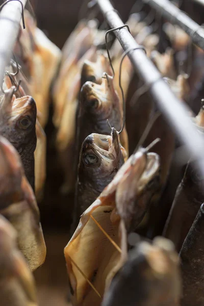 魚の燻製の生産 — ストック写真