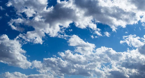 Moln i den blå himlen — Stockfoto