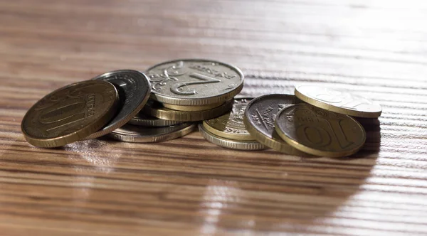 Münzen auf den Tisch. Makro — Stockfoto