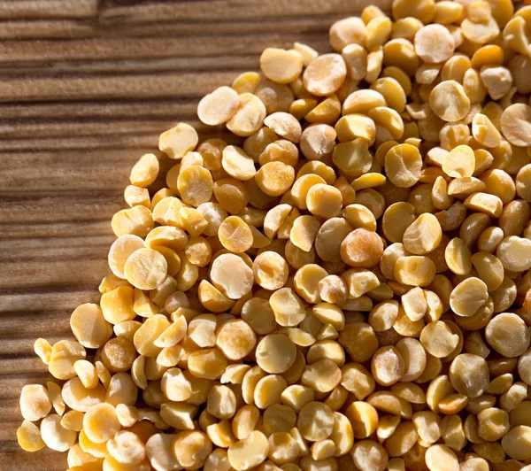 Guisantes sobre la mesa como fondo — Foto de Stock