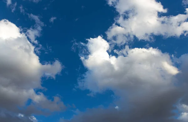 Chmury na błękitnym niebie — Zdjęcie stockowe