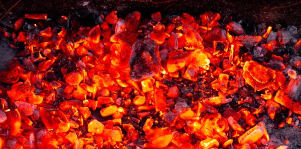 Brandende houtskool als achtergrond — Stockfoto