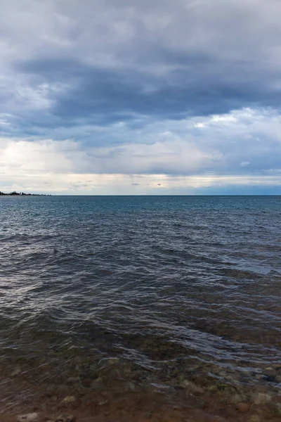 Хмарна погода на морі як фон — стокове фото