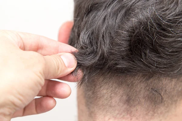 Cabeleireiro corta homens cabelo cortado — Fotografia de Stock