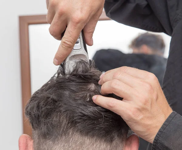 Kuaför kesim erkek saç kesme — Stok fotoğraf