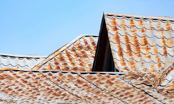 배경으로 녹슨 금속 루핑 지붕 — 스톡 사진