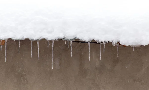 Buz sarkıtları kış niteliğine — Stok fotoğraf