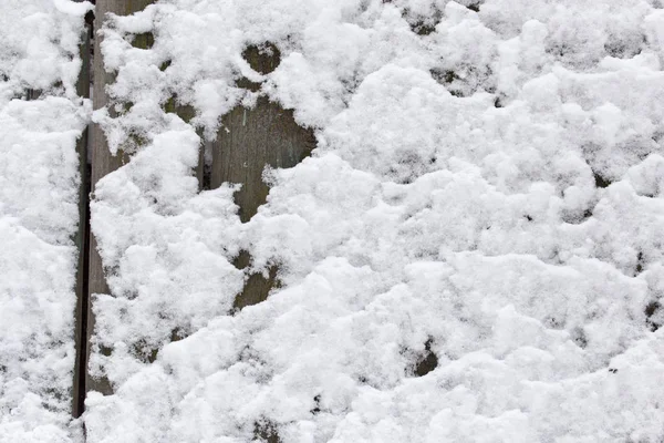 Ahşap çit bir fon olarak kar — Stok fotoğraf