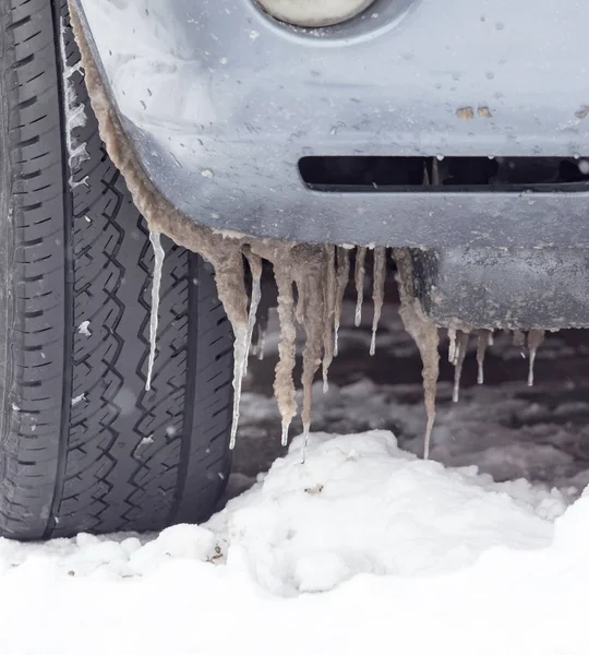 Nieve y carámbanos en los coches en invierno — Foto de Stock