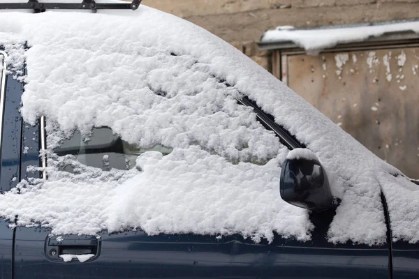 Nieve de invierno en los coches — Foto de Stock