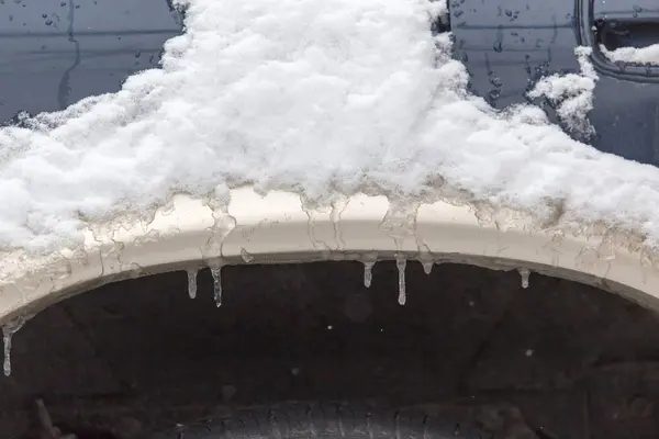 Nieve y carámbanos en los coches en invierno —  Fotos de Stock