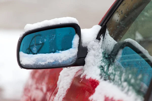 Nieve de invierno en los coches — Foto de Stock