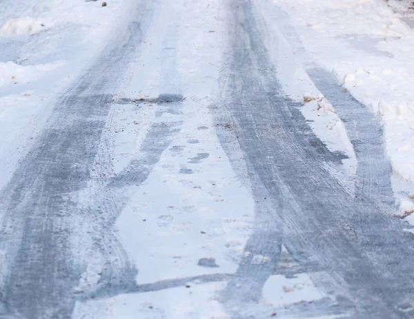 Traccia di auto a ruote al mattino d'inverno — Foto Stock