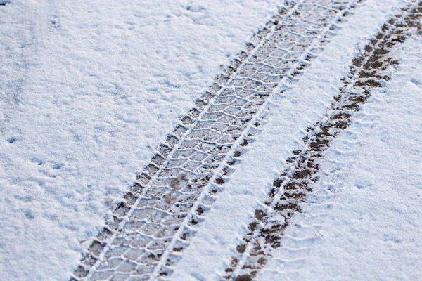 Spår av rullar bilar i vintermorgon — Stockfoto