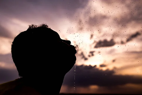 Man hagelslag water bij zonsondergang — Stockfoto