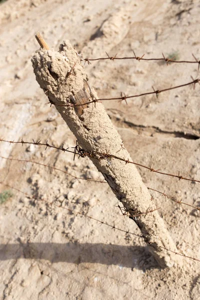 自然の中で有刺鉄線のフェンス — ストック写真