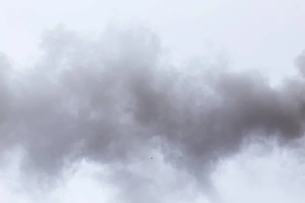 Rauch aus einem Rohr an einem bewölkten Himmel — Stockfoto
