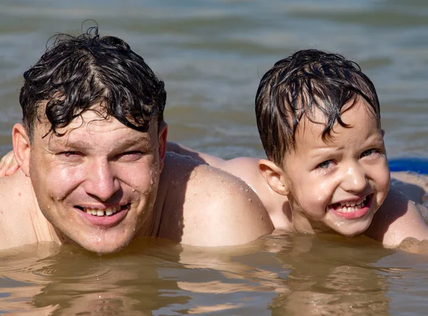 Pai e filho nadando no lago — Fotografia de Stock