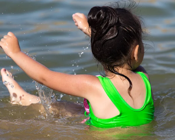 Девушка плавает в озере — стоковое фото