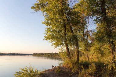 güzel bir gün batımı Nehri üzerinde
