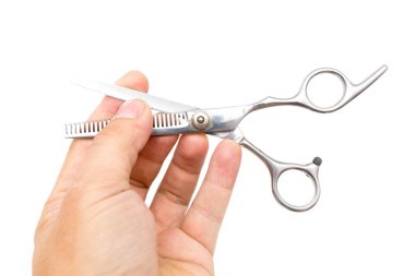 Beyaz arkaplanda incelenen makas