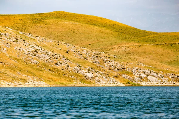 Un bellissimo lago tra le montagne del Kazakistan — Foto Stock