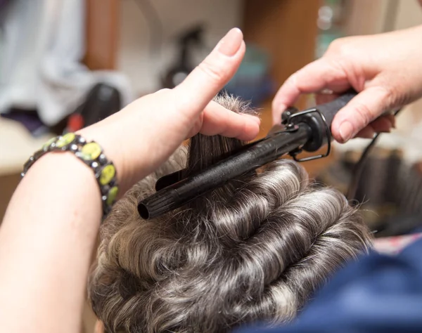 Linda håret curling i en skönhetssalong — Stockfoto