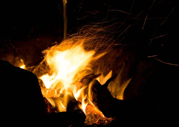 Fuego con chispas sobre un fondo negro — Foto de Stock