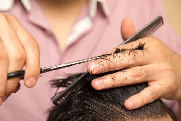 Hommes coupe de cheveux avec des ciseaux au salon — Photo