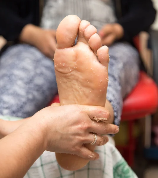 Pedekyur in de schoonheidssalon — Stockfoto