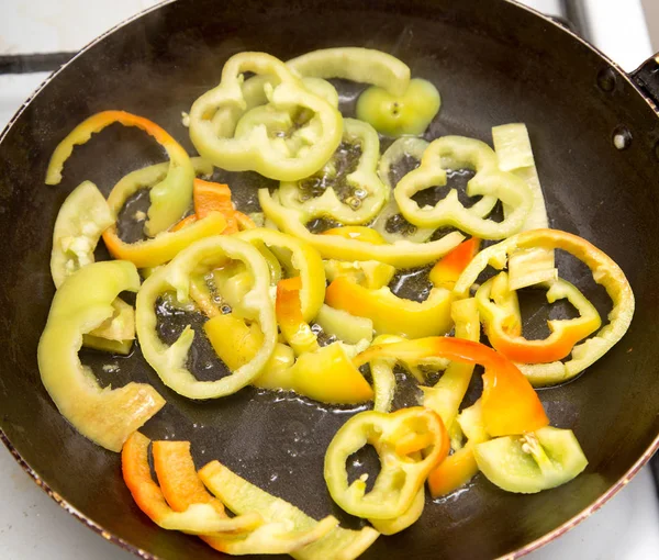 Paprica fritta su una padella per friggere — Foto Stock