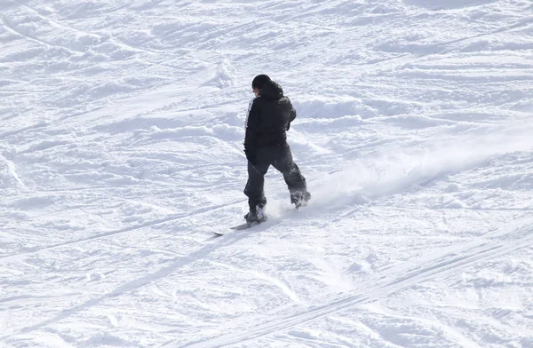 겨울에 눈 위에서 스노보드를 타는 사람들 — 스톡 사진