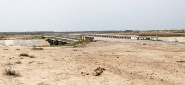 Beton köprü kanal üzerinden. Kazakistan