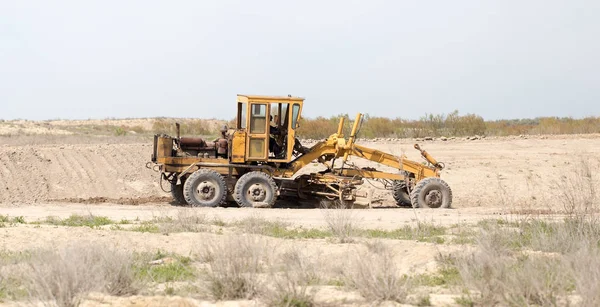 Tractor para nivelar el suelo de la carretera — Foto de Stock