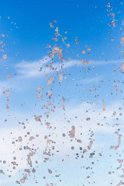 Çeşmeden akan su mavi gökyüzünün arka planında — Stok fotoğraf
