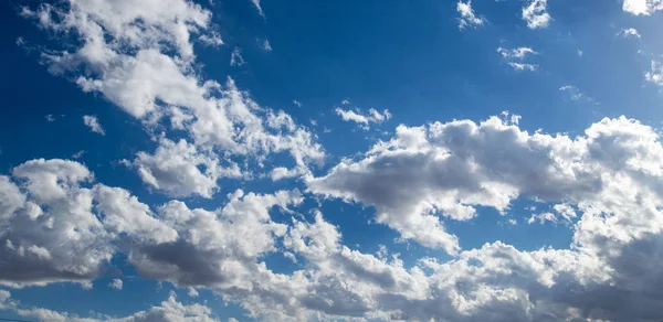 Nuvole nel cielo blu — Foto Stock