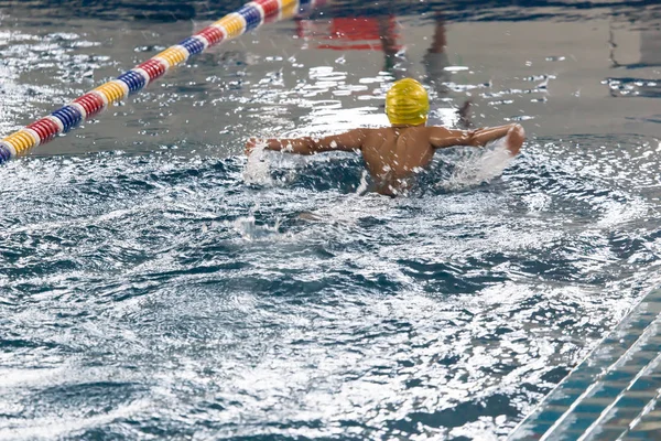 Junge schwimmt im Pool — Stockfoto