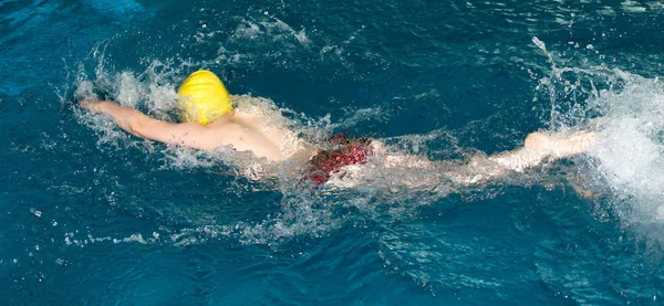 Pojke går in för sport i poolen — Stockfoto