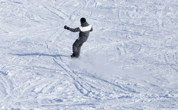 Hombre snowboard en el invierno — Foto de Stock