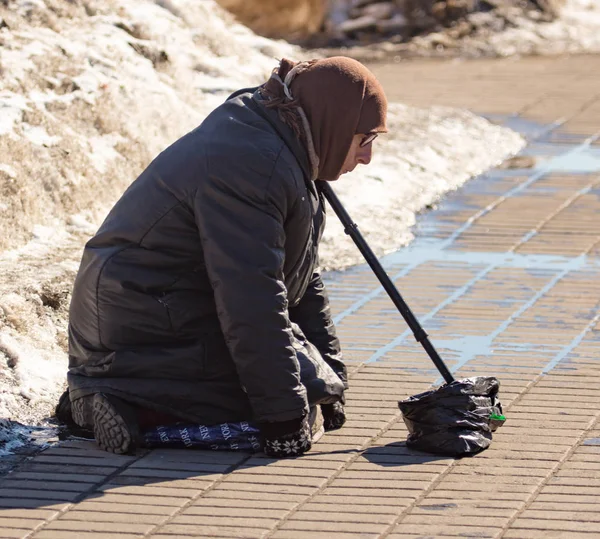 MOSCÚ, RUSIA - 24 de marzo de 2018: La abuela en el camino pide dinero — Foto de Stock