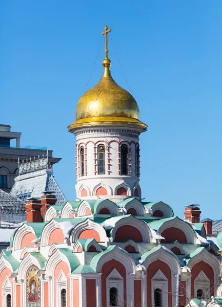 Moskva, Ryssland - mars 24, 2013: Kupoler på en kyrka i Moskva — Stockfoto