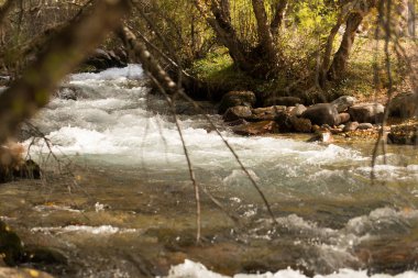 Bir arka plan olarak dağ nehir suyundaki dalgalı su