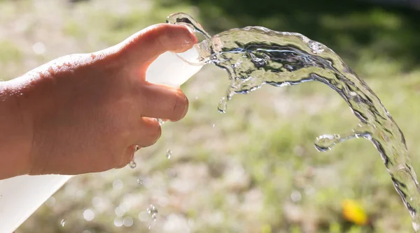 Вода из шланга на открытом воздухе — стоковое фото