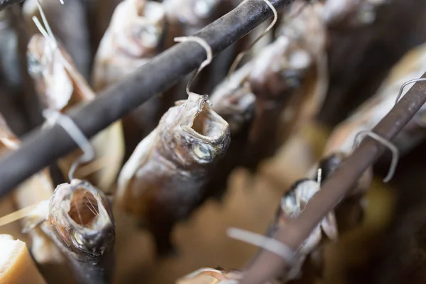 Produktion av rökt fisk — Stockfoto