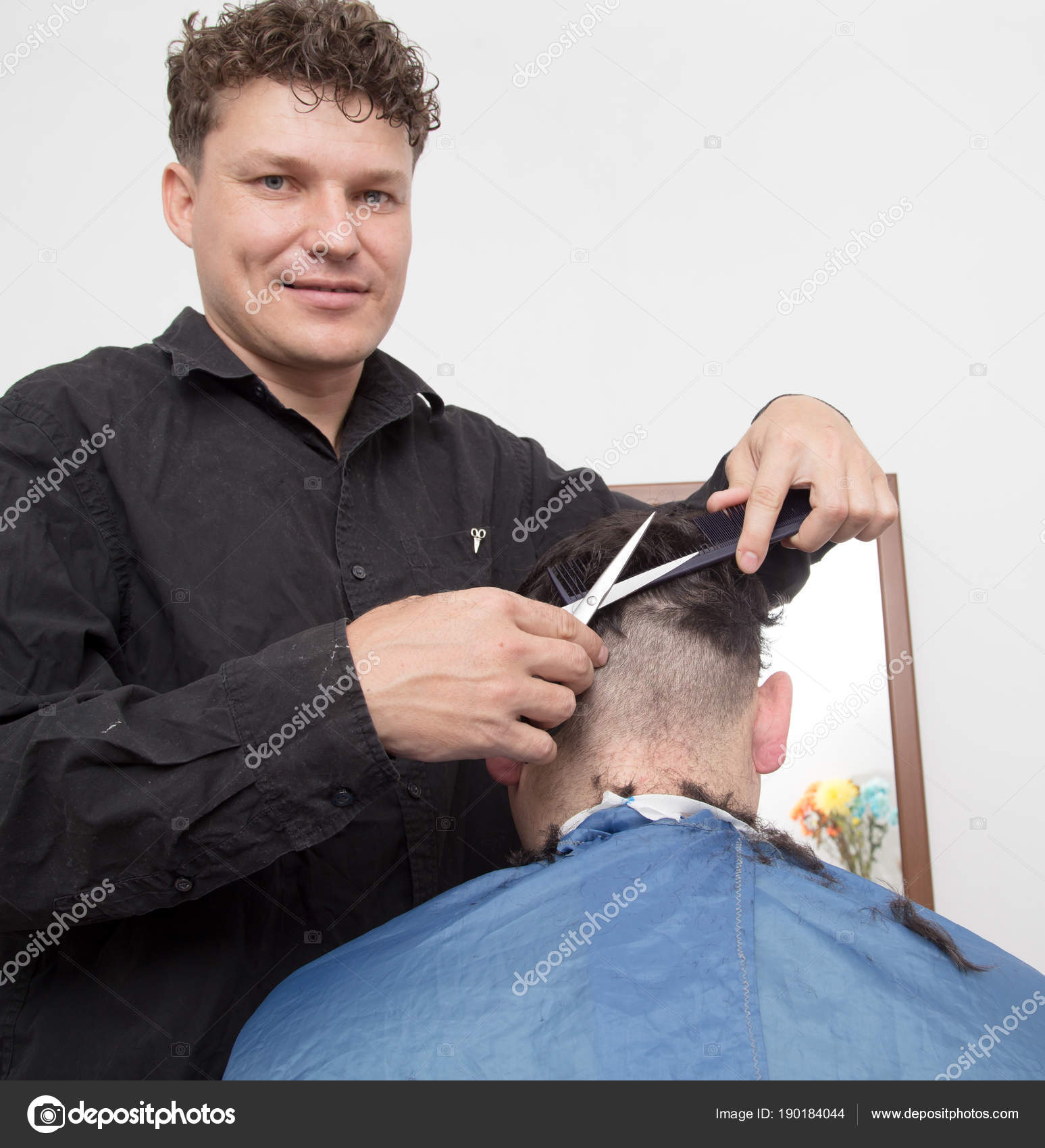 Friseur Schneidet Herren Haarschnitt Stockfoto C Schankz