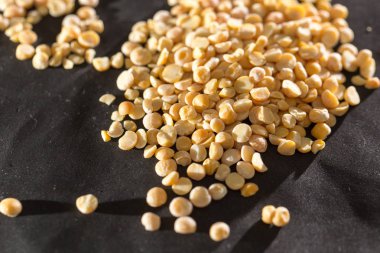 siyah bir zemin üzerine sarı bezelye