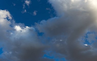 Mavi gökyüzündeki bulutlar