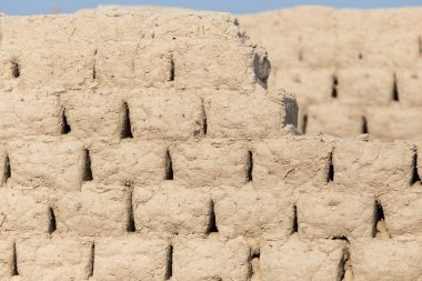 Topraktan yapılmış tuğla duvar