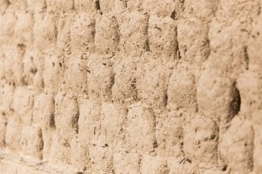 Topraktan yapılmış tuğla duvar